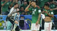 Selebrasi pemain Timnas Argentina, Lionel Messi usai berhasil menjebol gawang Meksiko dalam pertandingan grup G Piala Dunia 2022 yang berlangsung di Lusail Stadium, Qatar, Minggu (27/11/2022). (AP Photo/Jorge Saenz)
