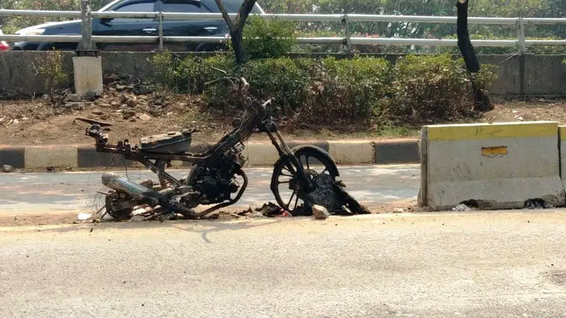 Sepeda motor sisa demo mahasiswa di Jalan Gatot Subroto, Jakarta. (Liputan6.com/Ady Anugrahadi)