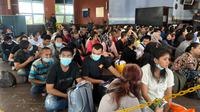 Sebanyak 129 Pekerja Migran Indonesia yang tidak resmi dideportasi melaui Pelabuhan Fery terminal Internasional Batam Center Kepulauan Riau, Pada Selasa, sore (29/7/2025), setelah sebelumnya menjalani proses detensi di sejumlah depot tahanan imigrasi Malaysia. (Liputan6.com/ Ajang Nurdin)