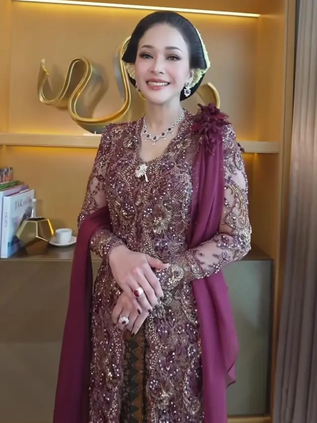 Potret Maia Estianty saat Akad Nikah El Syifa dengan Perhiasan Set Red Ruby yang Memukau