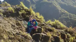 Mendaki gunung memang menjadi salah satu olahraga yang cukup menantang. Belakangan sejak pandemi Covid-19, banyak selebriti menyukai olahraga ini dan mulai menikmati serunya mendaki gunung yang berada di Pulau Jawa hingga Bali. (Liputan6.com/IG/@nadyaarina)