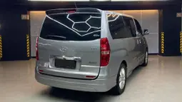 Bagian buritan terbilang polos dengan lampu vertikal. Model di bawah tahun 2018 masih mengandalkan bohlam full halogen untuk lampu belakangnya. Sensor parkir sudah tersedia sebagai standar untuk memudahkan memarkir si bongsor ini. (Source: olx.co.id)