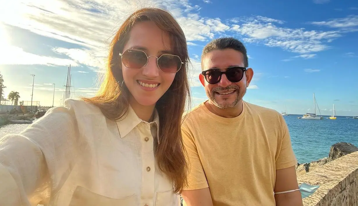 <p>Suami Tsamara Amany, Ismail Fajrie merupakan seorang profesor studi kajian Islam dan Timur Tengah di New York University. Keduanya bisa dibilang sangat kompak dan mesra terlihat dari unggahan foto saat sedang bersama. (FOTO: instagram.com/tsamaradki)</p>