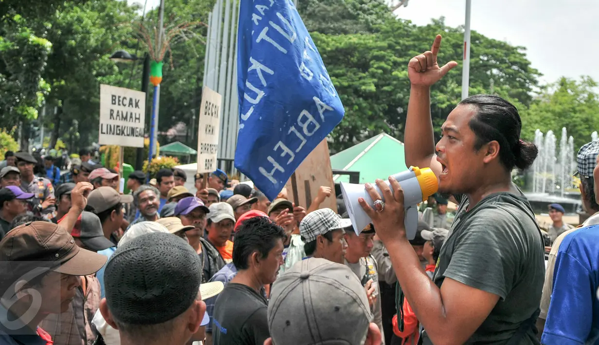 Ratusan tukang becak melakukan unjuk rasa di depan Balai Kota Jakarta, Kamis (28/1). Aksi tersebut bermula sejak 200 becak ditertibkan Satpol PP pada awal Januari 2016. (Liputan6.com/Yoppy Renato)