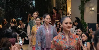 Oscar Lawalata Culture kembali hadir mempersembahkan sebuah koleksi eksklusif. Berkolaborasi dengan Lomma melalui acara Timeless Whispers: A Blend of Culture and Modern Grace. [ Foto: dokumen Oscar Lawalata Culture.]