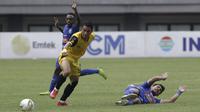 Striker Bhayangkara FC, Alsan Sanda, berusaha mengamankan bola saat melawan Arema FC pada laga perempat final Piala Presiden 2019 di Stadion Patriot, Bekasi, Sabtu (30/3). Bhayangkara kalah 0-4 dari Arema. (Bola.com/Yoppy Renato)