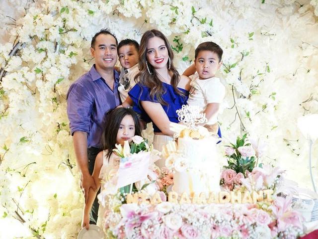 Pengusaha Kaya Suami Nia Ramadhani Berikan Mainan Warung Nan Murah Untuk Anak News Entertainment Fimela Com