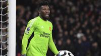 Kiper Manchester United, Andre Onana saat menghadapi Wolverhampton Wanderers pada laga pekan ke-22 Premier League 2023/2024 di Molineux Stadium, Wolverhampton, Kamis (1/2/2024). (AP Photo/Rui Vieira)