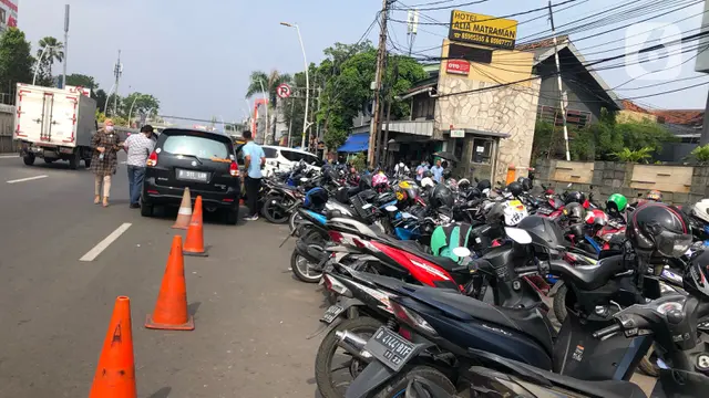 Trotoar di Jatinegara Malah jadi Lahan Parkir Liar