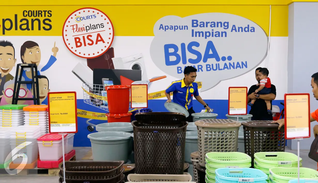 Pengunjung saat melihat barang-barang belanjaan saat pembukaan Megastore Courts, Tangerang Selatan, Sabtu (23/1/2016). Ritel tersebut menjual 60% produk lokal. (Liputan6.com/Fery Pradolo)