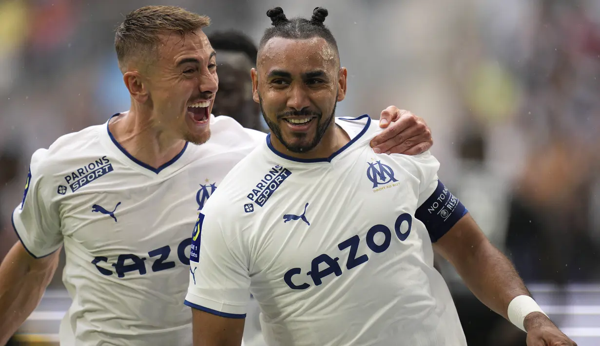 Dimitri Payet. Gelandang serang Prancis berusia 35 tahun yang kini memasuki musim ke-7 di periode keduanya berseragam Marseille sejak didatangkan dari West Ham United pada tengah musim 2016/2017 ini tercatat telah mencetak 100 gol dan 128 assist dari total 476 laga di Ligue 1. Torehan tersebut didapat bersama 4 klub berbeda yang dibelanya di Ligue 1, yaitu Nantes, Saint-Etienne, Lille dan Marseille. (AP/Daniel Cole)