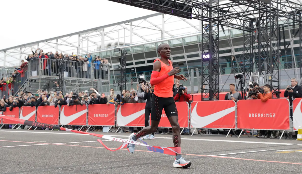 Pelari asal Kenya, Eliud Kipchoge (32) berhasil mencapai garis finis lari maraton di bawah 2 jam pada event Breaking2 di Sirkuit Monza, Italia, Sabtu (6/5). Eliud Kipchoge melahap 42.195 km dalam waktu 2 jam 0 menit 25 detik. (AP Photo/Luca Bruno)