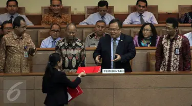 Menteri Keuangan Bambang Brodjonegoro (ketiga kiri) menerima pandangan fraksi saat Rapat Paripurna ke-33 Masa Persidangan V tahun 2015-2016 di Komplek Parlemen, Senayan, Jakarta, Rabu (20/7).(Liputan6.com/Johan Tallo)