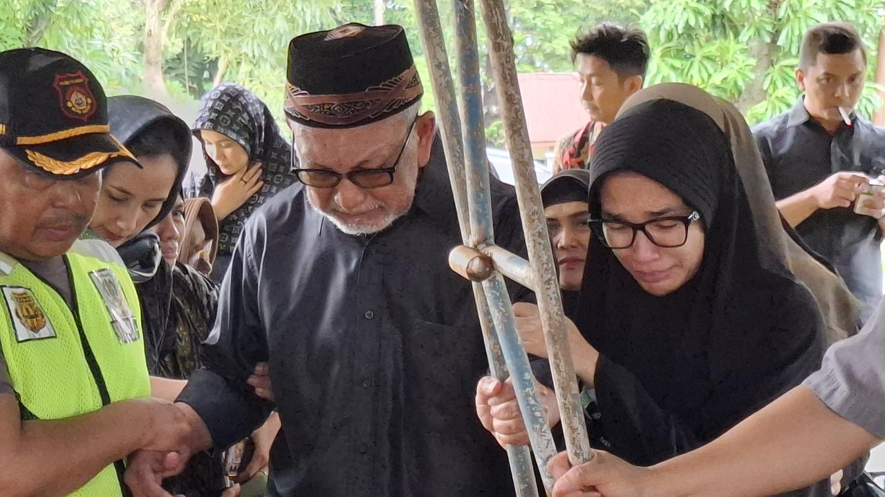 Pecah Tangis Ussy Sulistiawaty saat Pemakaman Sang Ibu, Tak Kuasa Menahan Kesedihan Mendalam