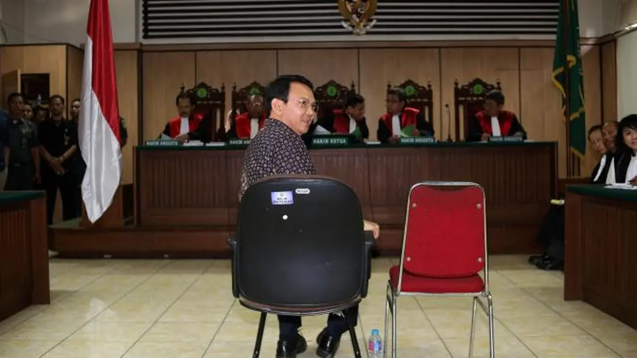 Senyum Ahok di Ruang Sidang Hari Ini