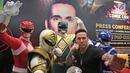 Pemeran Power Ranger Hijau, Jason Frank berpose bersama karakter Power Ranger lainnya seusai jumpa pers Indonesia Comic Con 2017 di kawasan Thamrin, Jakarta, Kamis (26/10). (Liputan6.com/Herman Zakharia)