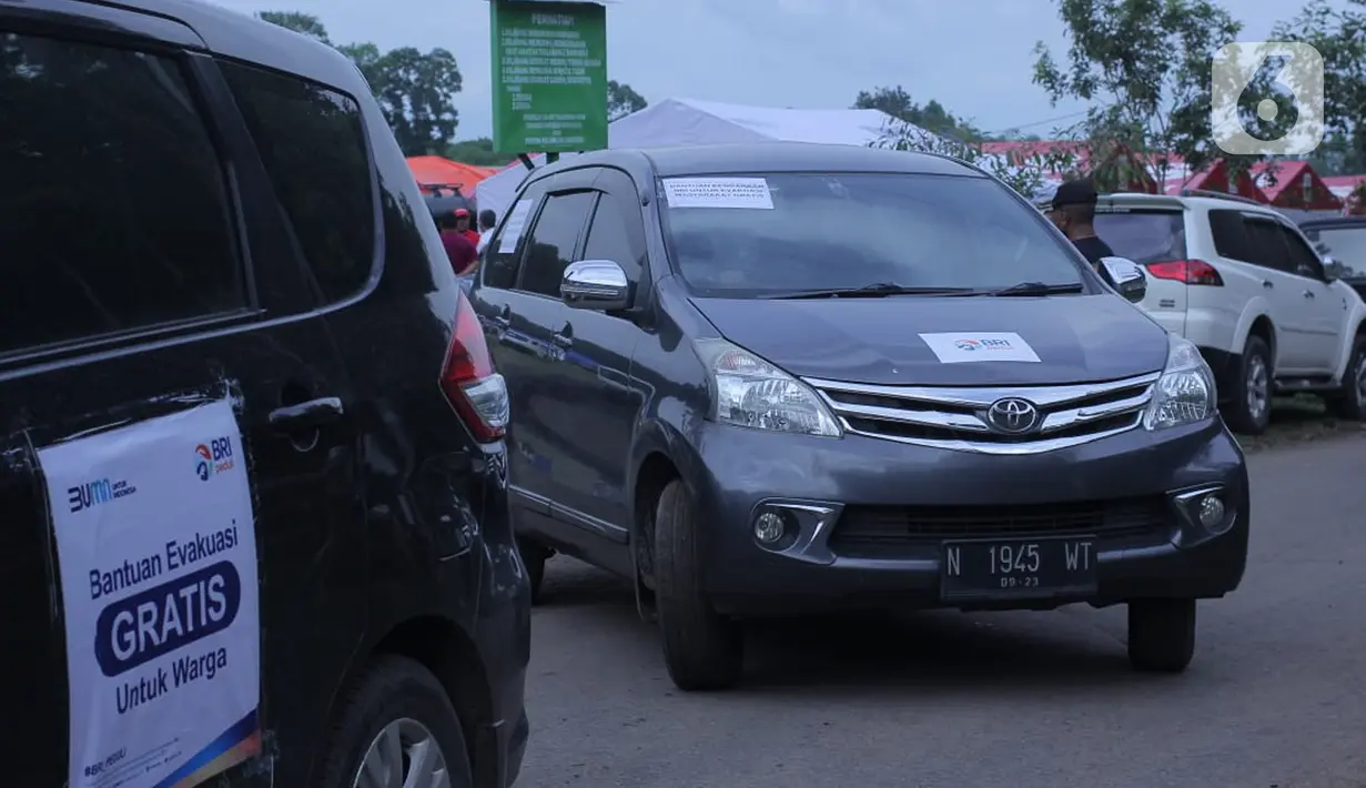 Mobil bantuan khusus diturunkan untuk mempercepat evakuasi warga terdampak bencana erupsi Gunung Semeru, Lumajang, Jawa Timur, Senin (6/12/2021). Sebanyak 12 mobil bantuan khusus BRI dikerahkan untuk evakuasi dan membawa barang-barang kebutuhan warga. (Liputan6.com/HO/Humas BRI)