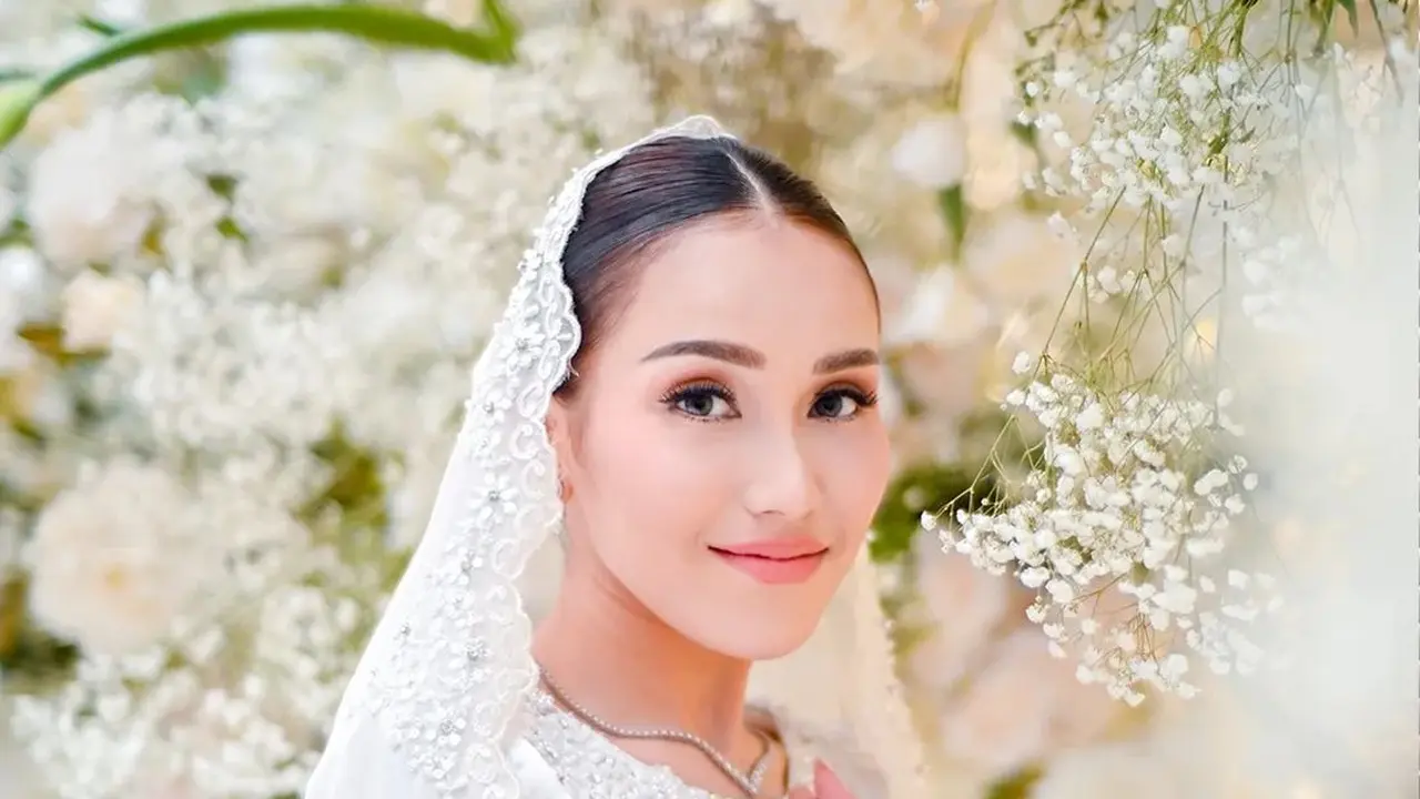 6 Gaya Ayu Ting Ting Pakai Busana Rancangan Ayung berinda hingga Hari Pertunangannya