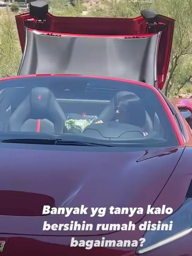 Rumah dan Mobil Mewah Farah Quinn