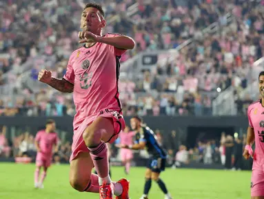 Penyerang Inter Miami asal Argentina, Lionel Messi merayakan gol pertamanya pada laga Major League Soccer (MLS) melawan Philadelphia Union di Chase Stadium, Fort Lauderdale, Florida, Sabtu 14 September 2024 atau Minggu (15/9/2024) pagi WIB. (Chris ARJOON/AFP)