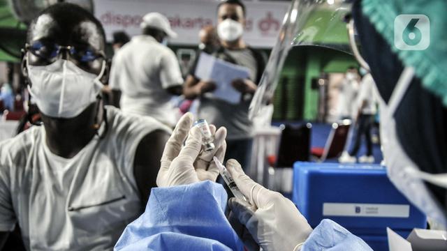 FOTO: Ratusan Pencari Suaka Ikuti Vaksinasi COVID-19 di GOR Bulungan