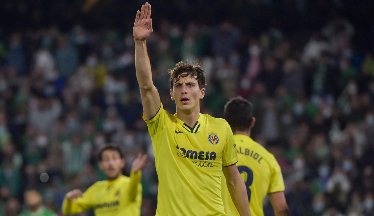 Pau Torres. Bek tengah berusia 25 tahun yang telah memperkuat Villarreal selama 5 musim sejak dipromosikan dari Villarreal B pada awal musim 2016/2017 ini dibutuhkan Erik ten Hag untuk menambah stok dan pilihan di posisi bek tengah tengah Manchester United yang telah dihuni Harry Maguire, Victor Lindelof, Eric Bailly dan Raphael Varane. (AFP/Cristina Quicler)