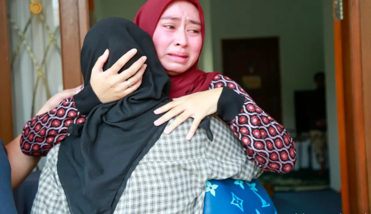 Duka mendalam begitu dirasakan oleh keluarga Jeje. Sebelumnya, ibunda Jeje sempat menjalani perawatan di rumah sakit. Bahkan sempat menjalani perawatan di rumah sakit Singapura. [KapanLagi.com®/Muhammad Akrom Sukarya]