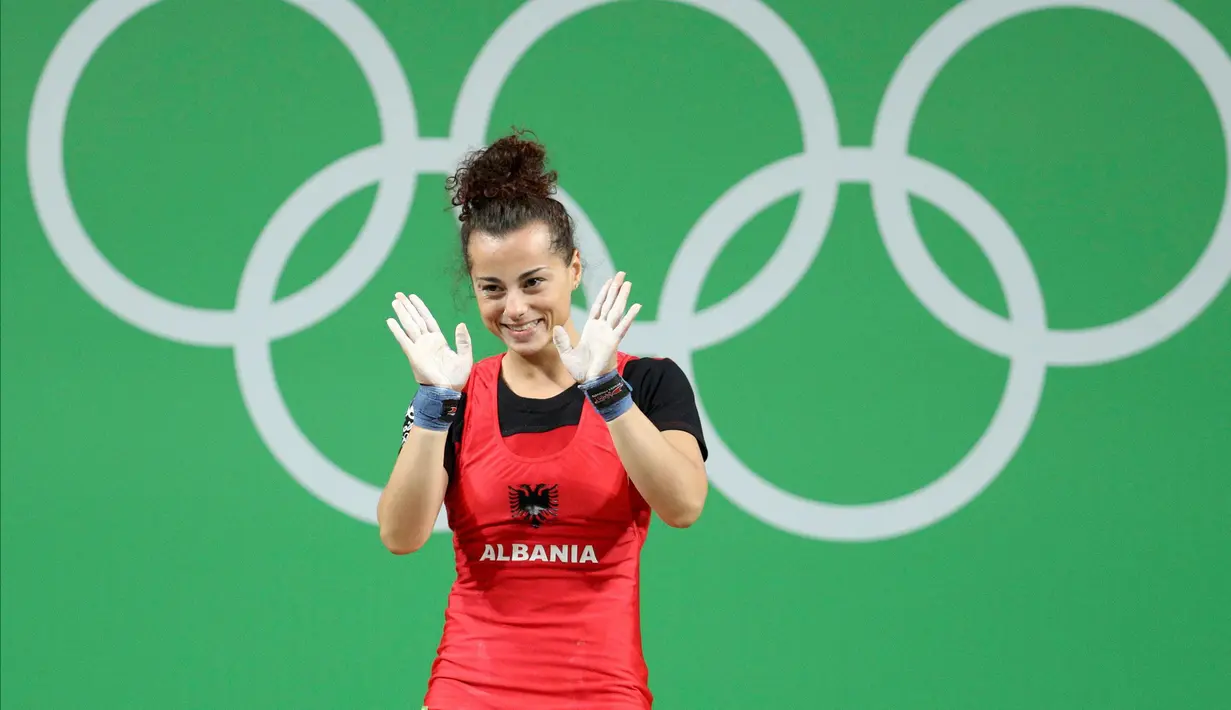 Atlet angkat besi wanita Albania, Evagjelia Veli saat mengikuti perlombaan angkat besi 53 kg putri pada Olimpiade 2016 di Rio de Janeiro , Brasil, (8/8). (REUTERS / Stoyan Nenov)