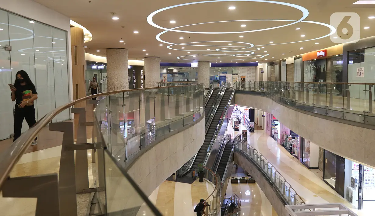 Suasana mal kuningan city, Jakarta, Selasa (10/8/2021). erpanjangan PPKM Level 4 di mall pengunjung diwajibkan mematuhi protokol kesehatan, melakukan scan barcode dengan aplikasi Pedulilindungi dan memperlihatkan sertifikat vaksin COVID-19. (Liputan6.com/Herman Zakharia)
