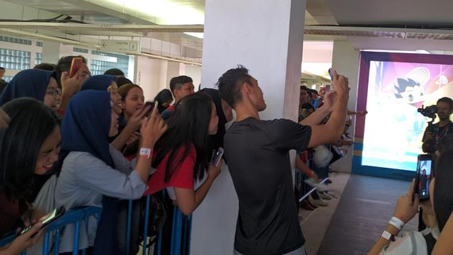 Jonatan Christie meladeni permintaan swafoto dari penonton Indonesia Open 2019.