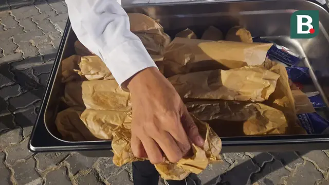 Pedagang Burger di Luar Area Stadion 974