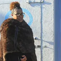 Janet Jackson dan Wissam Al Mana tengah menikmati peran barunya sebagai orang tua. Tiga minggu pasca melahirkan, Janet terlihat sedang menyusuri jalan di kawasan London dan sibuk berbelanja di toko perlengkapan bayi. (doc.dailymail.co.uk)