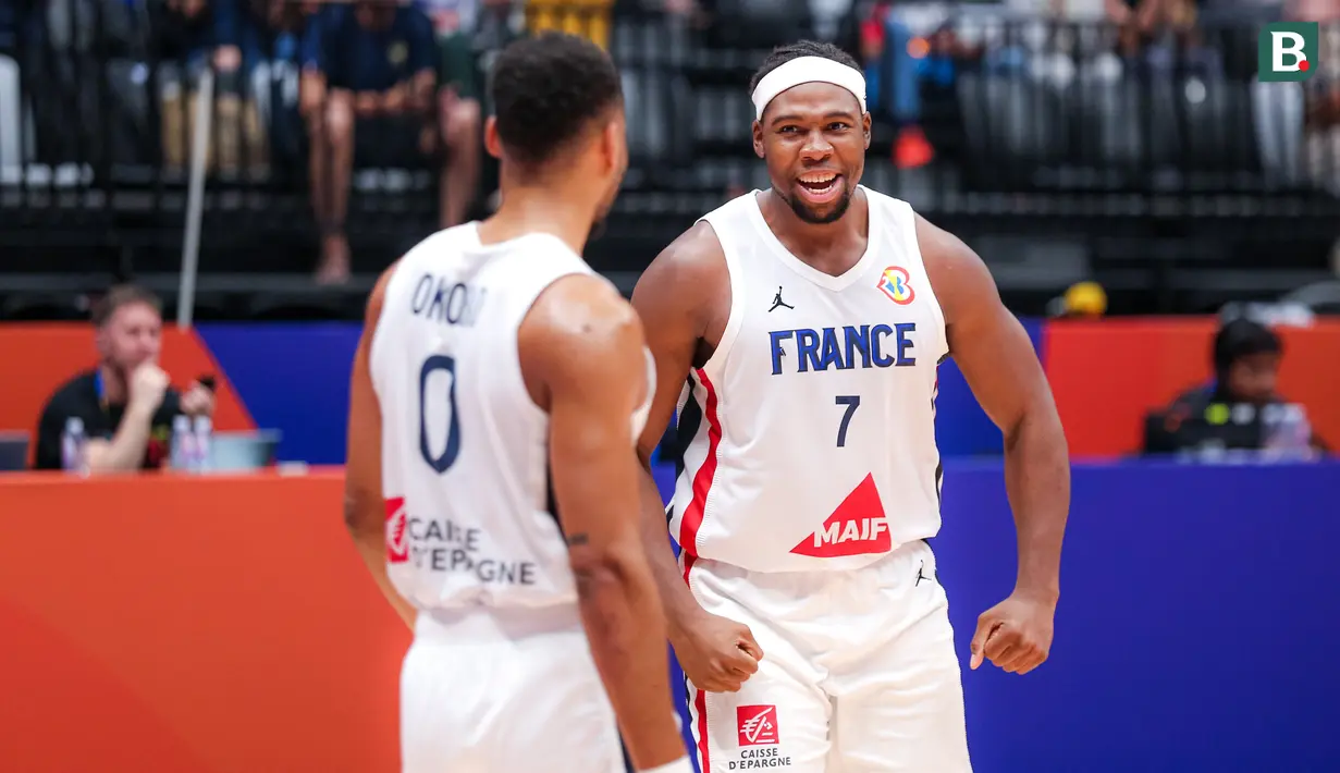 Pebasket Prancis, Guerschon Yabusele (kanan) melakukan selebrasi bersama rekannya Elie Okobo setelah mencetak poin pada laga Grup G Piala Dunia FIBA 2023 melawan Iran di Indonesia Arena, Senayan, Jakarta, Kamis (31/08/2023). (Bola.com/Bagaskara Lazuardi)