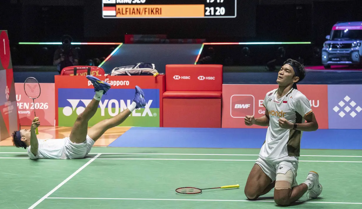 Ganda putra Indonesia Fajar Alfian dan Muhammad Shohibul Fikri merayakan kemenangan atas ganda putra Korea Selatan Kim Won-ho dan Seo Seung-jae usai pertandingan final ganda putra turnamen bulu tangkis Japan Open di Tokyo Gymnasium, Tokyo, pada 19 Juli 2026. (AFP/  Yuichi Yamazaki)