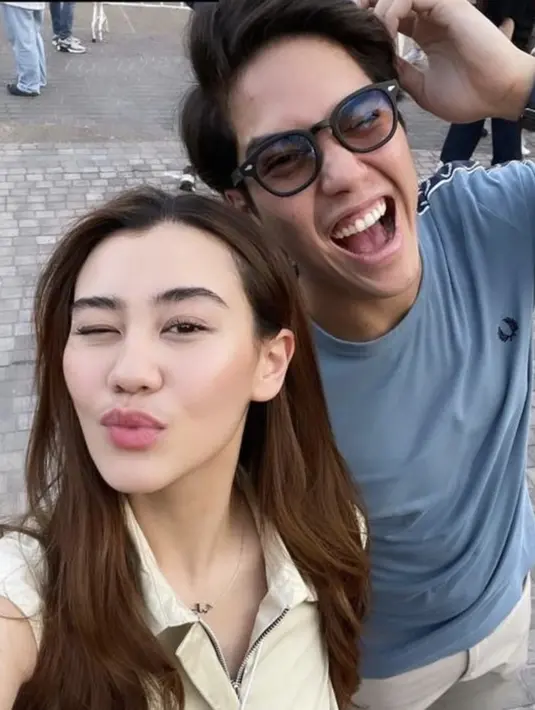 Bersama El Rumi, keduanya terlihat begitu santai dengan gaya kasual. [Foto: Instagram/ Aaliyah Massaid]