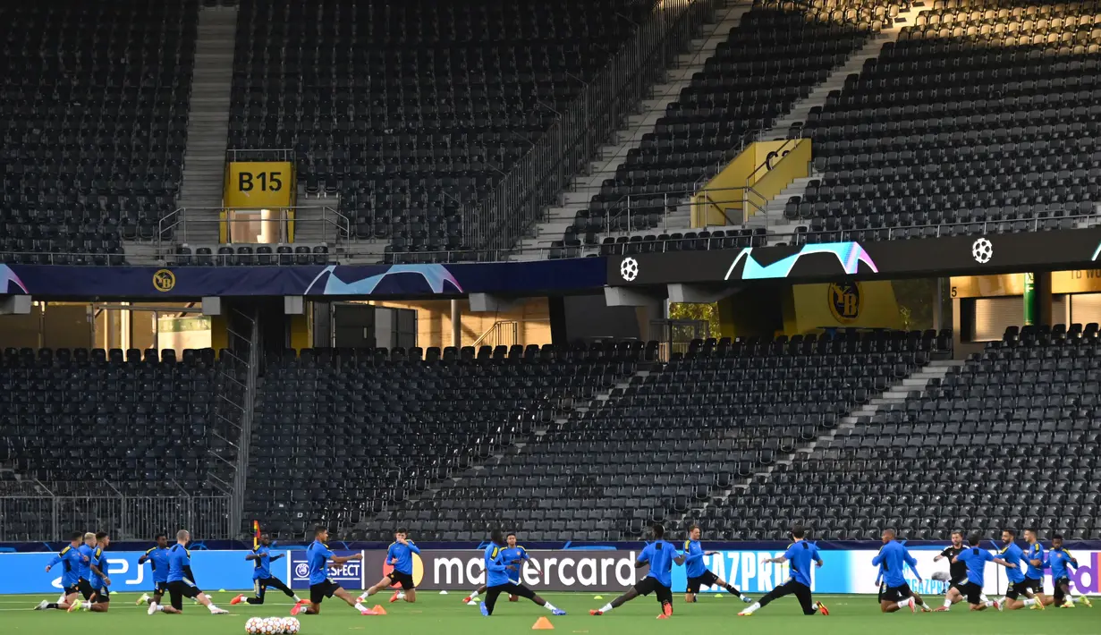Para pemain Manchester United melakukan pemanasan dalam sesi latihan di Bern (13/9/2021). Manchester United akan bertanding melawan Young Boys pada Grup F Liga Champions di Stadion Wankdorf. (AFP/Sebastien Bozon)