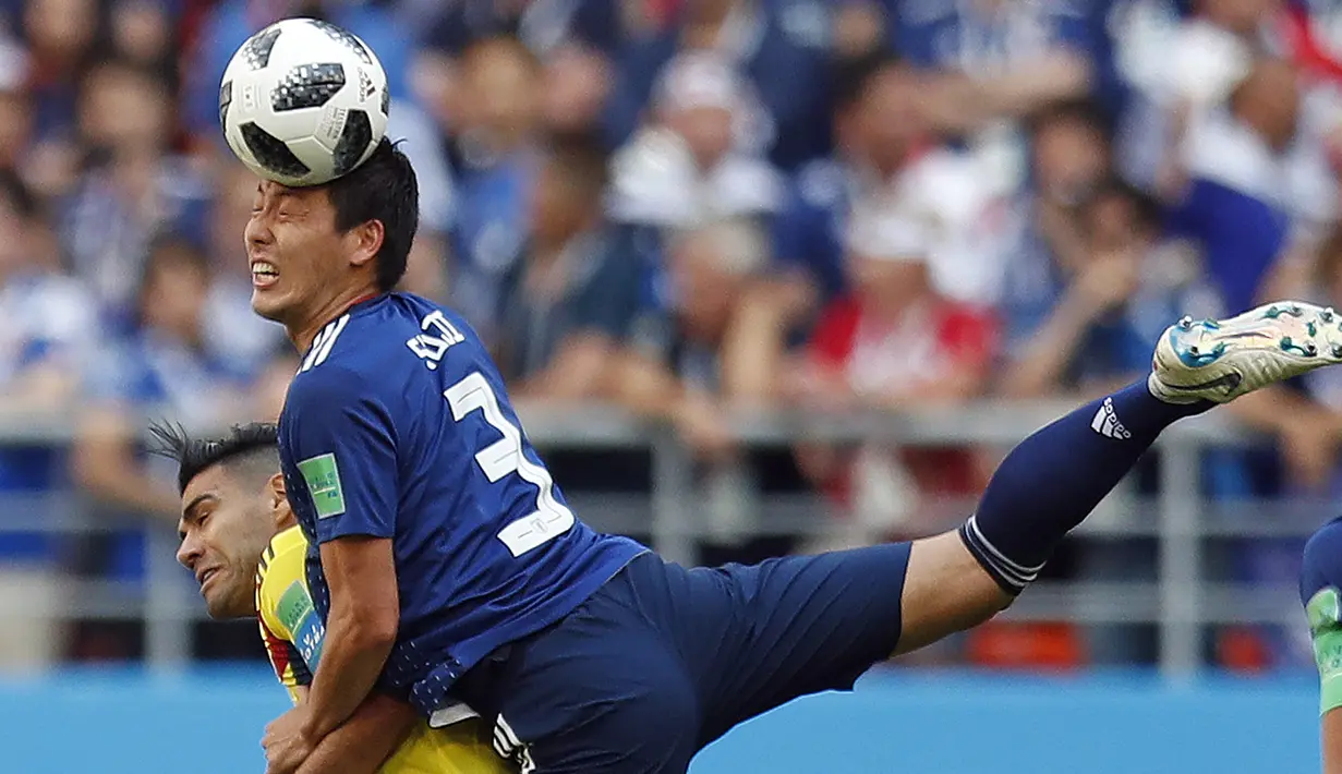 Aksi pemain Jepang, Gen Shoji menghalau bola dari kejaran pemain Kolombia, Radamel Falcao pada laga grup H Piala Dunia 2018 di Mordavia Arena, Saransk, Rusia, (19/6/2018). Jepang menang 2-1. (AP/Natacha Pisarenko)