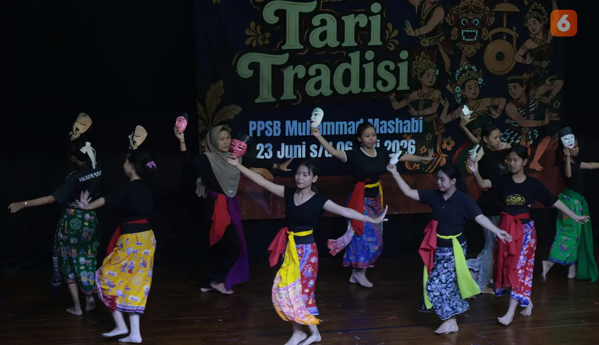 Sejumlah remaja putri mengikuti pelatihan tari tradisi di Pusat Pelatihan Seni Budaya (PPSB) Muhammad Mashabi, Jalan KH Mas Mansyur, Kebon Melati, Tanah Abang, Jakarta Pusat, Rabu (1/7/2026). Kegiatan yang berlangsung pada 23 Juni hingga 6 Juli 2026 itu menjadi wadah pengembangan keterampilan sekaligus upaya melestarikan seni budaya tradisional. Para peserta mempelajari dasar-dasar gerak tari sebagai bagian dari pembinaan seni. PPSB Muhammad Mashabi dikenal sebagai ruang kegiatan seni budaya, edukasi, dan komunitas yang dapat dimanfaatkan masyarakat untuk mengembangkan minat, bakat, serta memperkuat kecintaan generasi muda terhadap budaya Indonesia.