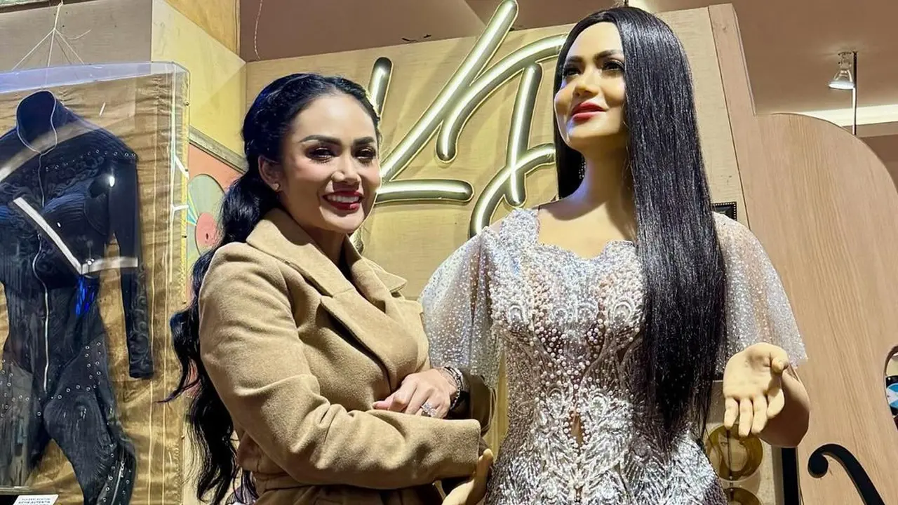Momen Kris Dayanti Bertemu Patung Dirinya, Sisir Rambut sampai Diajak Foto Bareng