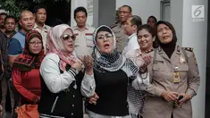 Ratu Dangdut Elvy Sukaesih ditemani anaknya Fitria Sukaesih memberikan keterangan kepada awak media usai menjalani pemeriksaan di Direktorat Reserse Narkoba (Ditresnarkoba) Polda Metro Jaya, Jakarta, Senin (26/2). (Liputan6.com/Faizal Fanani)