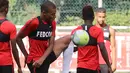 Penyerang AS Monaco, Kylian Mbappe Lottin berusaha mengontrol bola saat mengikuti sesi latihan di La Turbie, Monaco (11/8). PSG dikabarkan harus membayar Monaco sebesar 180 juta euro (Rp 2,8 Triliun). (AFP Photo/Valery Hache)