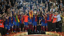 Sepanjang musim perdananya, ia mencatatkan 45 penampilan di seluruh ajang. Pencapaian spesialnya tidak sampai di sana. Pique bahkan meraih treble winners pertama di kariernya di musim perdananya di Barcelona. Skuat yang diasuh Pep Guardiola kala itu memenangkan Liga Spanyol, Copa Del Rey, dan Liga Champions. (AFP/Carl De Souza)