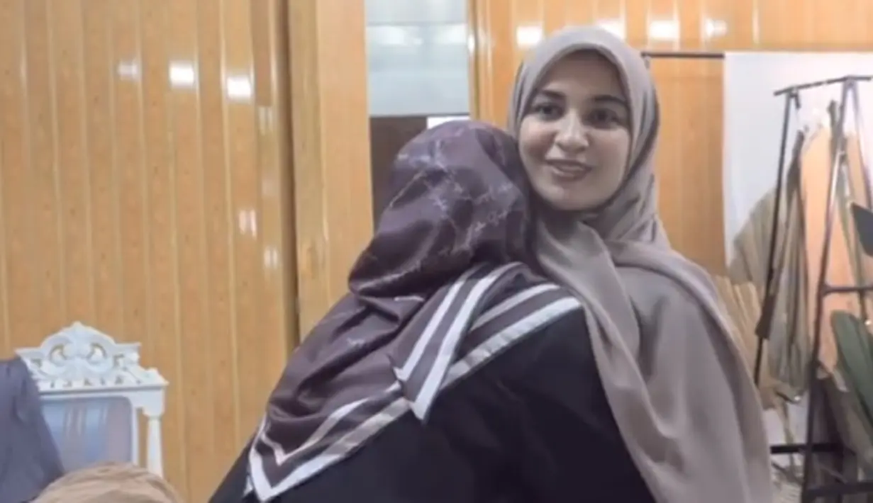 Lewat channel Youtube-nya, mereka saling bercerita tentang ngidam yang dirasakan Zaskia. Begitu juga dengan Shireen yang selalu menuruti keinginan sang kakak di masa kehamilannya di trimester kedua. (Instagram/zaskiasungkar15)