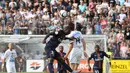 Bek PSG Youssouf Sabaly berduel di udara dengan pemain Wiener SK. (Bola.com/Reza Khomaini)