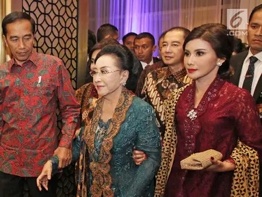 Presiden Joko Widodo saat menghadiri perayaan ultah pendiri PT Mustika Ratu Tbk, Mooryati Soedibyo di Jakarta, Jumat (5/1). Mooryati Soedibyo menggelar syukuran atas panjang yuswo atau panjang umur ke 90.  (Liputan6.com/Herman Zakharia)