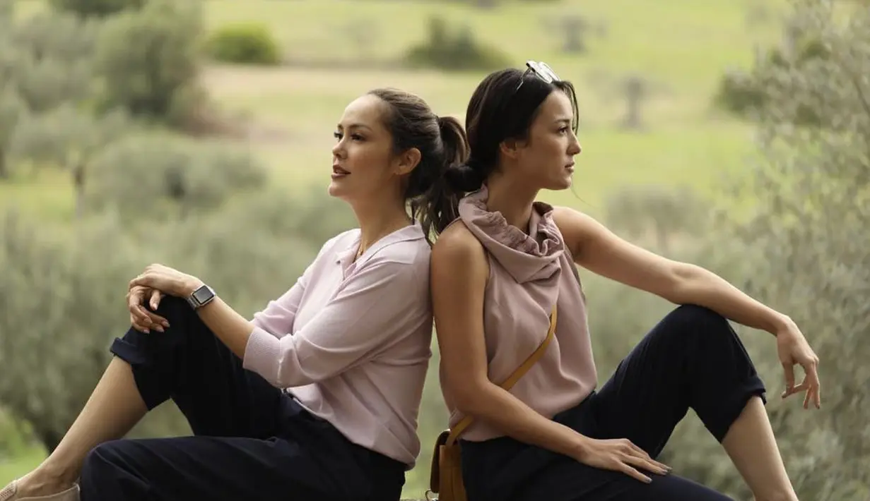 Kali ini, nuansa pastel menjadi warna yang menampilkan kesan menawan pada keduanya. [Foto: Julie Estelle]