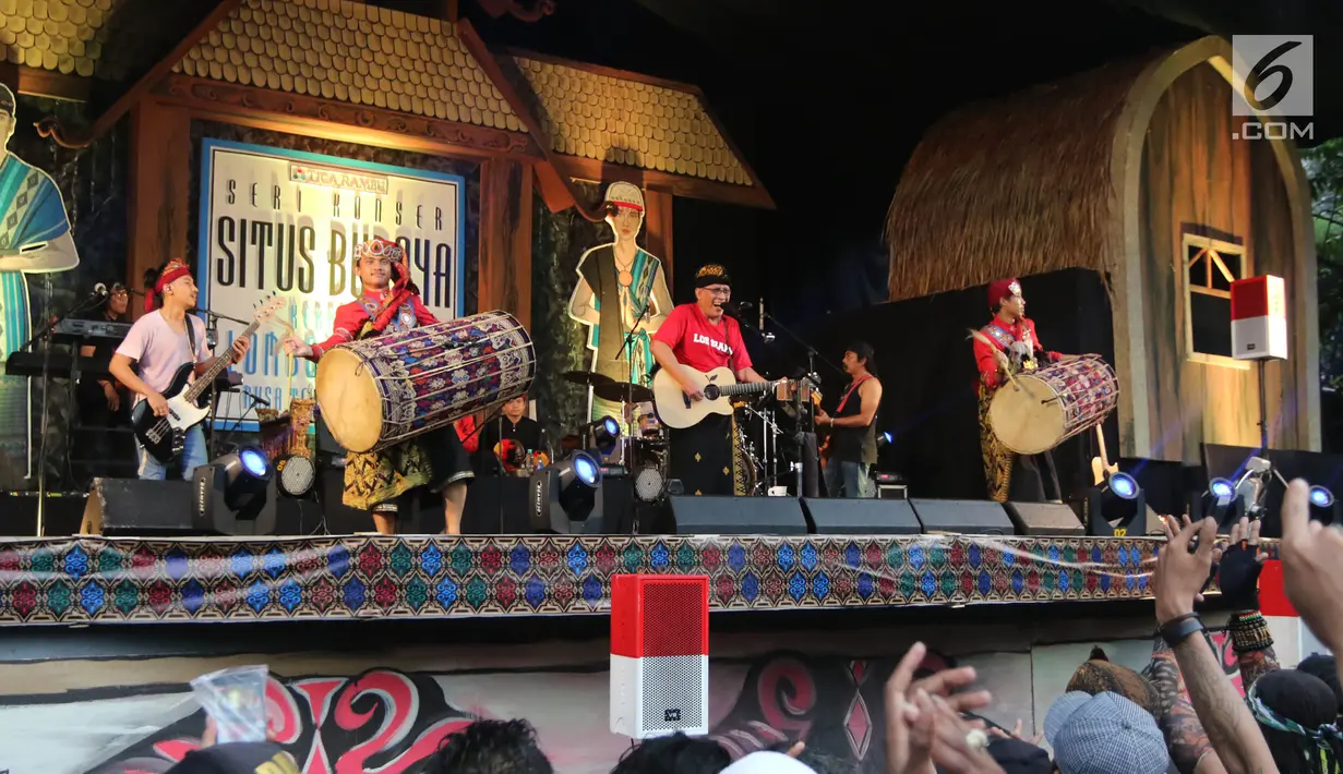Penampilan Iwan Fals bersama atraksi Gendang Beleq dalam Seri Konser Situs Budaya di Panggung Kita, Depok, Sabtu (3/3). Konser Situs Budaya kali ini mengangkat tema budaya dari NTB Kerajaan Lombok dan Bima. (Liputan6.com/Arya Manggala)