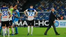 Wasit Piero Giacomelli memberikan kartu merah kepada pelatih Napoli Carlo Ancelotti saat menjamu Atalanta dalam laga pekan kesepuluh Liga Italia di Stadion San Paolo, Naples, Rabu (30/10/2019). Laga sengit Napoli vs Atalanta berakhir tanpa pemenang dengan skor 2-2. (Ciro Fusco/ANSA via AP)