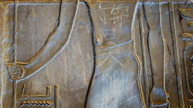 5 Kelakuan Turis Saat di Lokasi Wisata Ini Bikin Geram