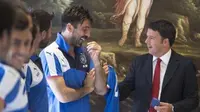 Perdana Menteri Italia, Matteo Renzi (kanan), saat berkunjung ke markas timnas Italia. (ilgiornaledivicenza).